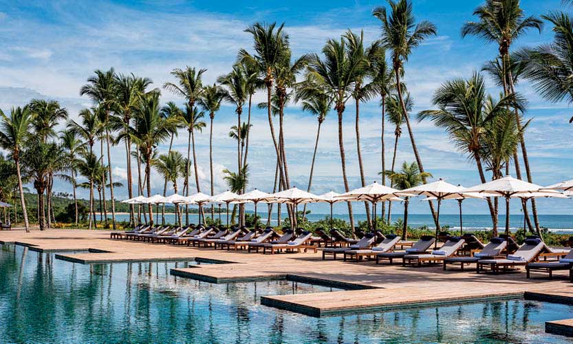 Piscina do hotel, com vista para a praia de Itapororoca