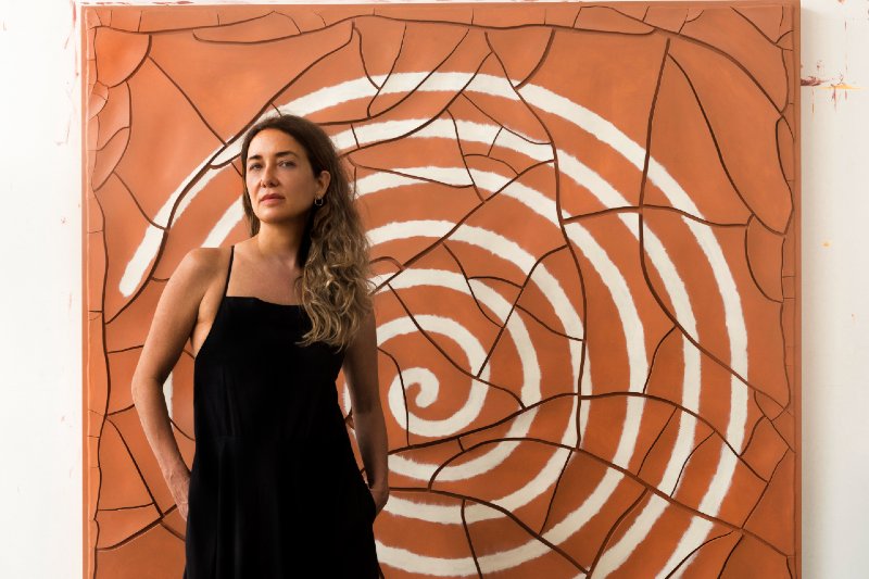 A artista Adriana Varejão em frente a uma de suas obras