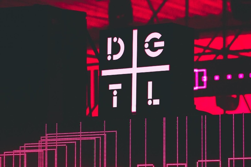 Painel de luzes com o logo do DGTL