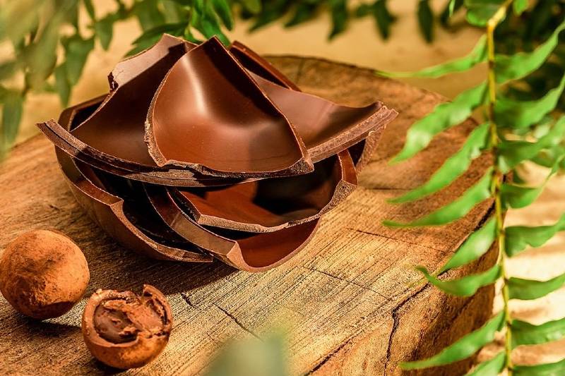 Ovo de chocolate intenso 70% cacau com trufas de chocolate 