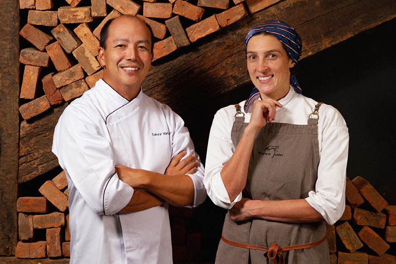 Os chefs Priscila Deus e André Saburó