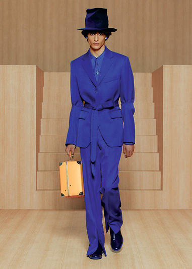 Um dos looks apresentados pela Louis Vuitton durante a Semana de Moda Masculina de Paris Outono/Inverno 2022/2023