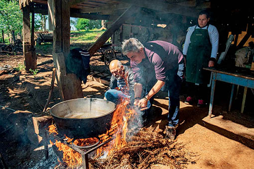 Na casa de Dona Nera e seu Chico, produtores de barracão, Santin improvisa um fogo de chão
