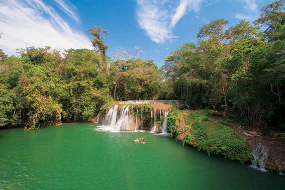 Uma das cachoeiras do circuito na Estância Mimosa 