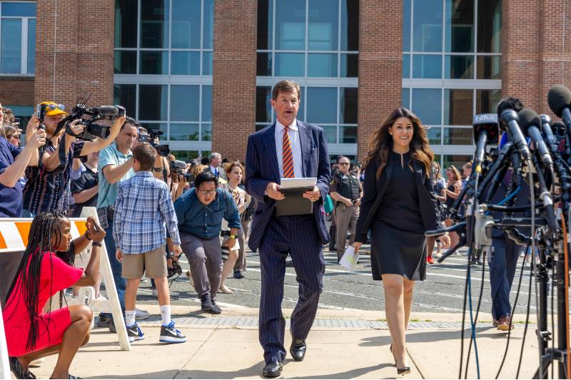 Os advogados de Johnny Depp Ben Chew e Camille Vasquez, do lado de fora do Tribunal do Circuito do Condado de Fairfax, no dia 01 de junho de 2022 em Fairfax, Virgínia