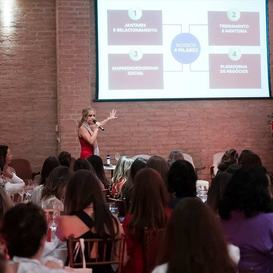 Gislaine Toth à frente de um dos jantares do Mulheres Fazendo Negócios 