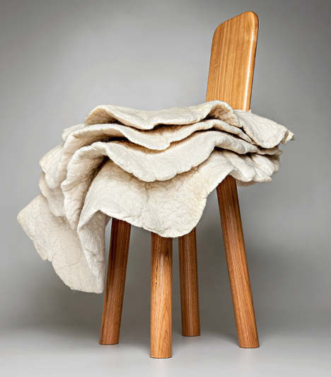 Cadeira de Inês Schertel, revestida com a lã de suas ovelhas