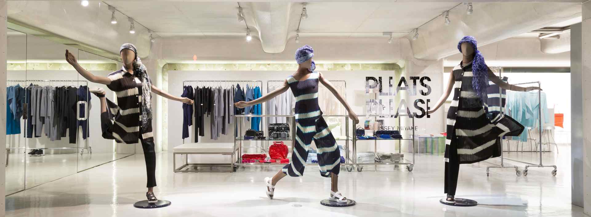 As vitrines das boutiques de Issey Miyake mostram sua paixão por movimento