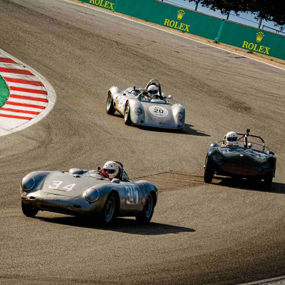 Carros na descida Corkscrew na Rolex Monterey Motorsports Reunion 2021, realizado durante a , na Monterey Car Week 