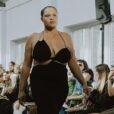 Modelo desfila para Karoline Vitto na London Fashion Week