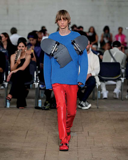 Modelo desfila para JW Anderson na semana de moda masculina