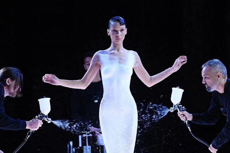 A modelo Bella Hadid no desfile da Coperni, realizado durante a Semana de Moda de Paris