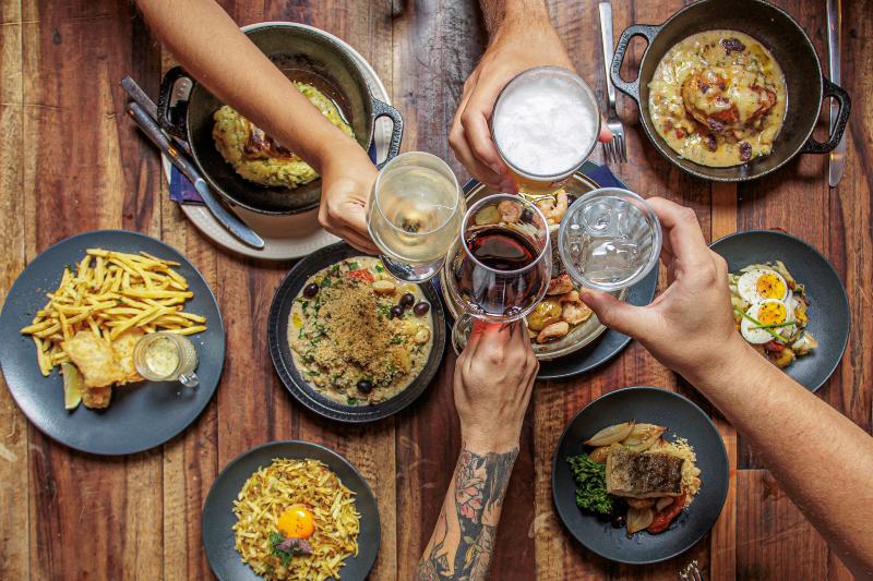 Foto de Assistindo Jogo De Futebol Na Tv No Pub Locais Comidas