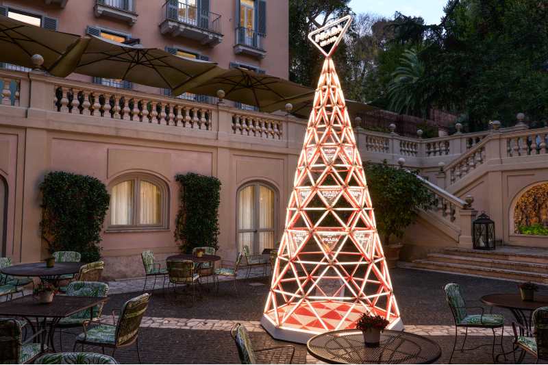 Árvore de natal no pátio do Hotel de Russie, em Roma