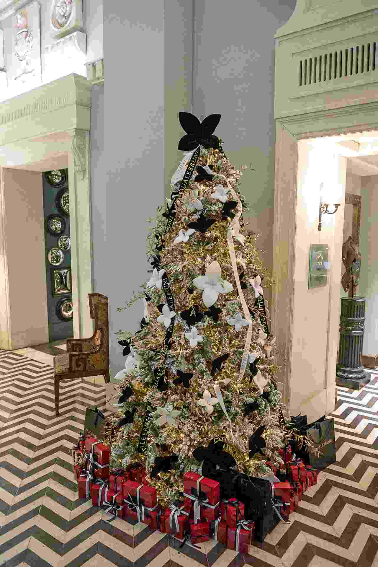 No Hotel de la Ville, uma das árvores de natal selecionadas