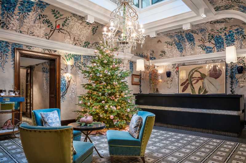 No Brown's Hotel, uma das árvores de Natal luxuosas