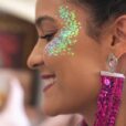 Mulher usa glitter no rosto no Carnaval