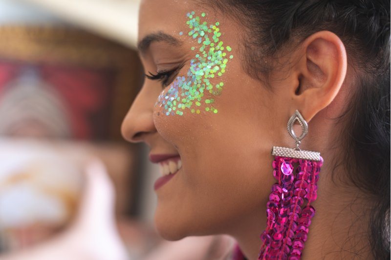 Mulher usa glitter no rosto no Carnaval