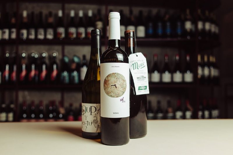 O Sol Tardana, vinho branco orgânico produzido pela Bodegas Gratias, é uma das opções oferecidas no Paloma