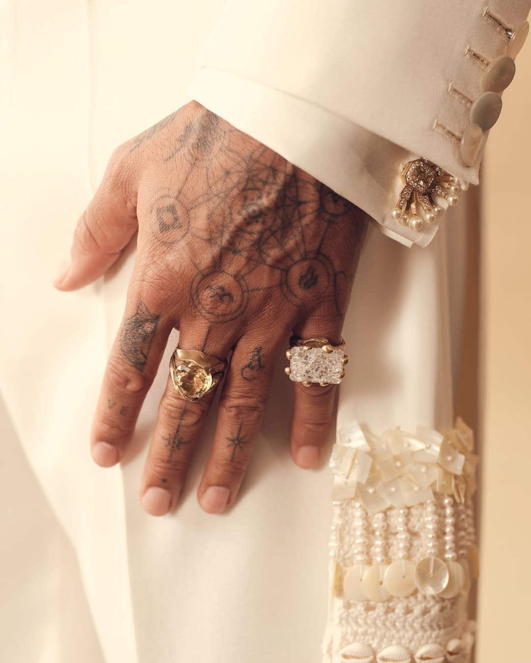 Detalhe das joias usadas por Lewis Hamilton no Met Gala 2025.