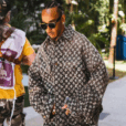 Lewis Hamilton com look logomania da Louis Vuitton. Foto: Reprodução Instagram.