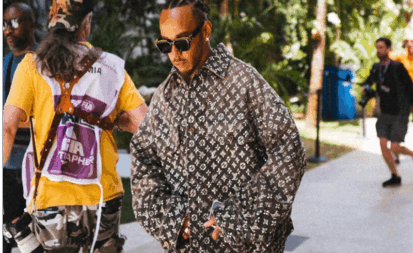 Lewis Hamilton com look logomania da Louis Vuitton. Foto: Reprodução Instagram.
