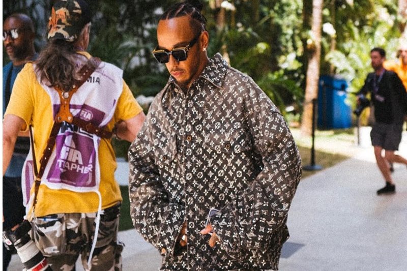 Lewis Hamilton com look logomania da Louis Vuitton. Foto: Reprodução Instagram.