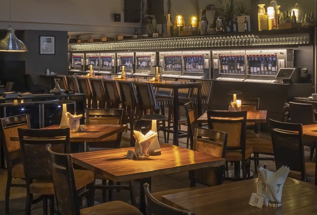 O salão do Bardega, em São Paulo, com 12 máquias Enomatic para autosserviço de vinhos