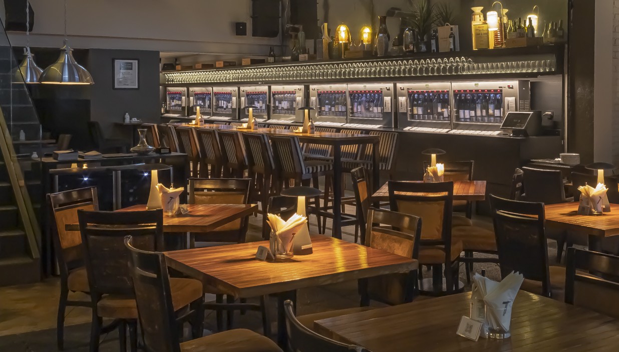 O salão do Bardega, em São Paulo, com 12 máquias Enomatic para autosserviço de vinhos