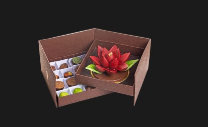 Caixa cartonada com flor de lótus da Renata Arassiro Chocolates