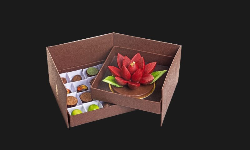 Caixa cartonada com flor de lótus da Renata Arassiro Chocolates