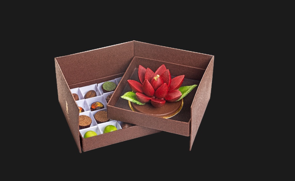 Caixa cartonada com flor de lótus da Renata Arassiro Chocolates