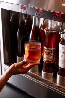 Enomatic com drinks e scotch no Bardega (divulgação)