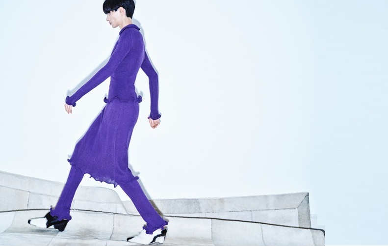 Modelo desfila peça da coleção da Coven, inspirada no trabalho da arquiteta Juliana Vasconcellos