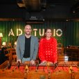 Paloma Danemberg ao lado do jornalista Gustavo Zupak, da ESPN, que narra as partidas