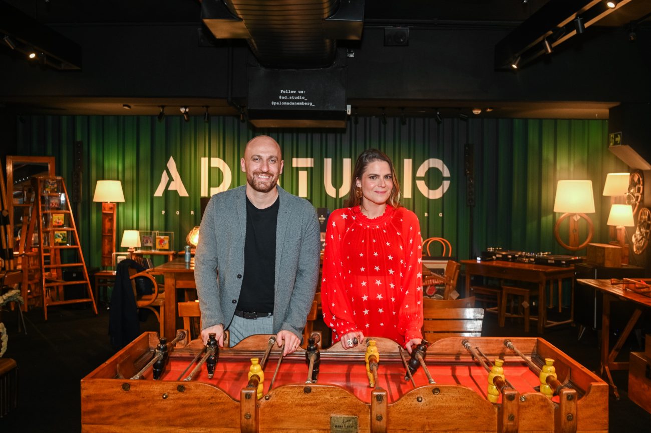 Paloma Danemberg ao lado do jornalista Gustavo Zupak, da ESPN, que narra as partidas