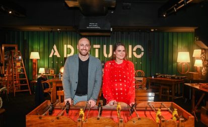 Paloma Danemberg ao lado do jornalista Gustavo Zupak, da ESPN, que narra as partidas