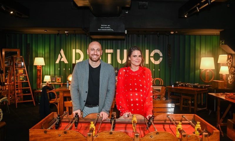 Paloma Danemberg ao lado do jornalista Gustavo Zupak, da ESPN, que narra as partidas