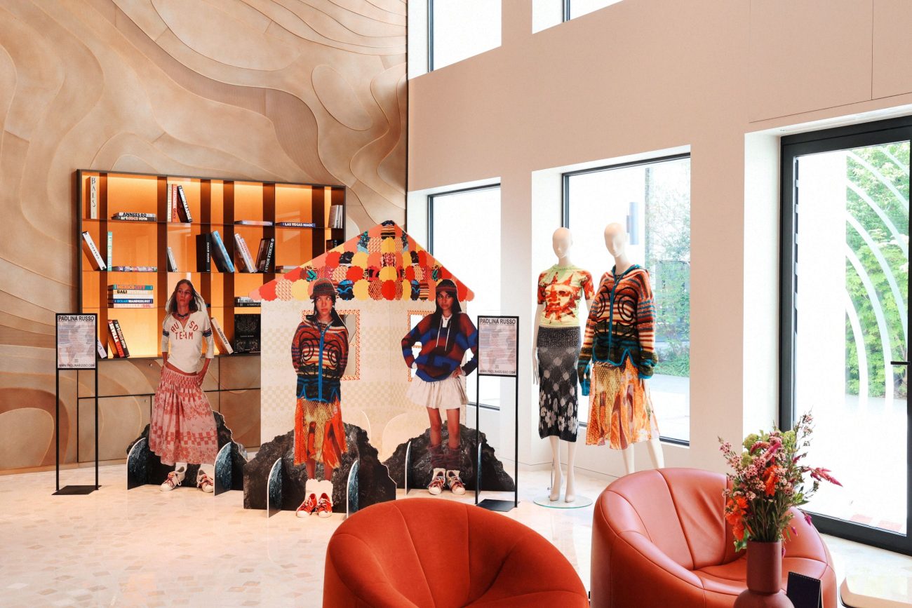 Instalação de Paolina Russo no lobby do SO/ Paris