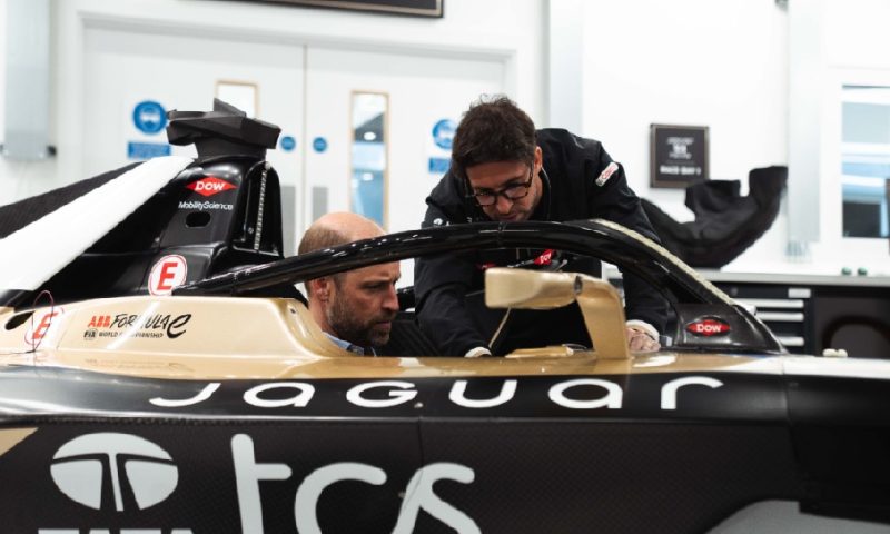 Príncipe William em visita a Jaguar