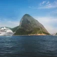 Navio de passageiros passa pela costa do Rio de Janeiro