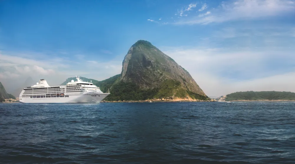 Navio de passageiros passa pela costa do Rio de Janeiro