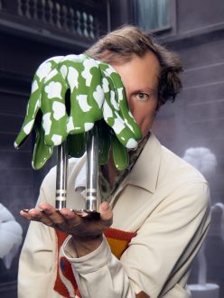 Matteo Cibic com a Cafuné desenvolvida em parceria com a Bosa Ceramiche (divulgação)