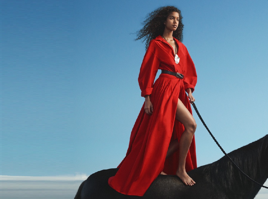 modelo sobre cavalo com peças de Ralph Lauren