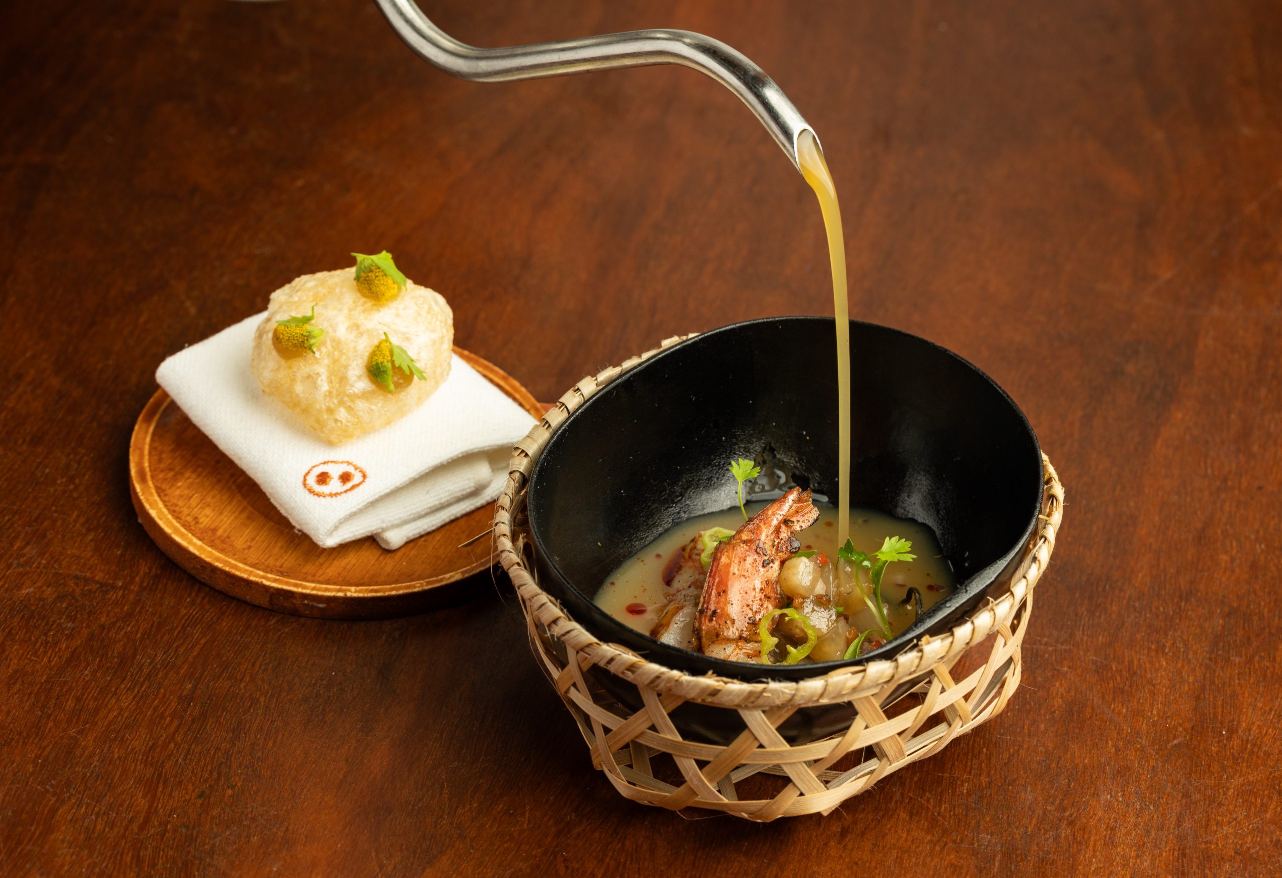 Tacacá de pele de porco, com tucupi, camarão, jambu e pururuca (Foto: Leo Martins)