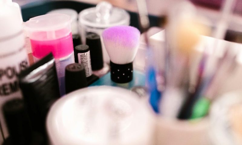 cosméticos sobre bancanda mostrando busca exagerada pela beleza