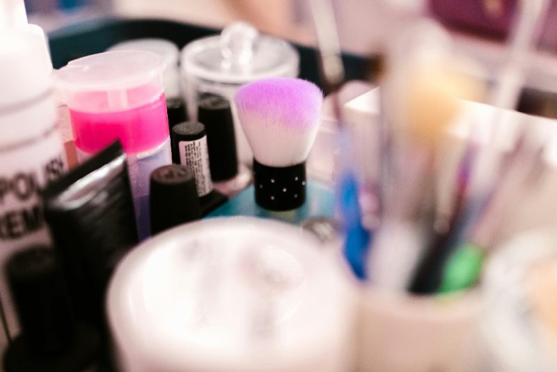 cosméticos sobre bancanda mostrando busca exagerada pela beleza