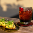 Sunset Botanica Mocktail acompanhado de creme de abacate temperado na tortilha de milho (divulgação)