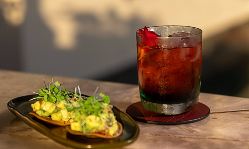 Sunset Botanica Mocktail acompanhado de creme de abacate temperado na tortilha de milho (divulgação)