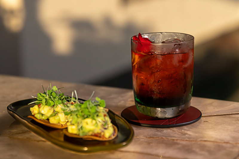 Sunset Botanica Mocktail acompanhado de creme de abacate temperado na tortilha de milho (divulgação)